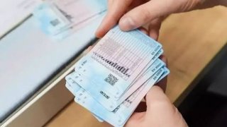 İçişleri Bakanı Yerlikaya'dan ehliyet sahiplerine eski model sürücü belgeleriyle ilgili ikaz geldi.
